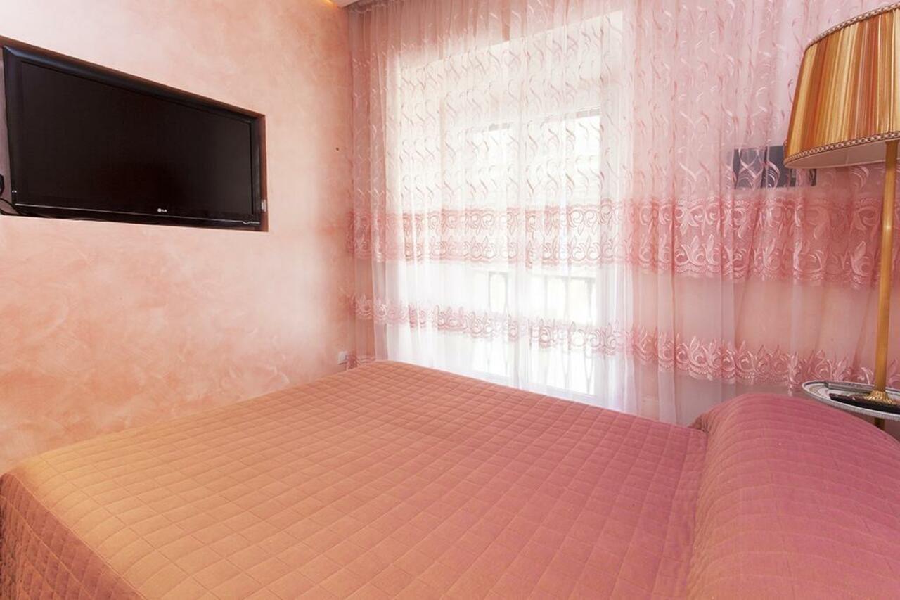 Home Holiday Magenta โรม ภายนอก รูปภาพ